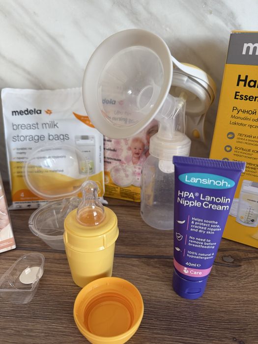 Ръчна помпа за кърма Medela + още неща