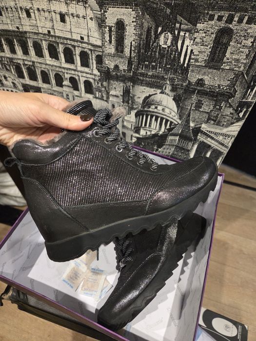 Продам зимние ботинки женские