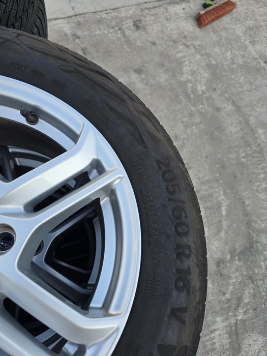 2 Броя 205/60/16 Continental 23dot