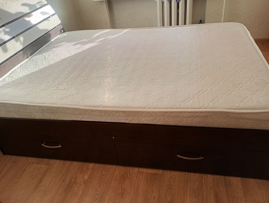 Продам 2х спальную кровать 140/200