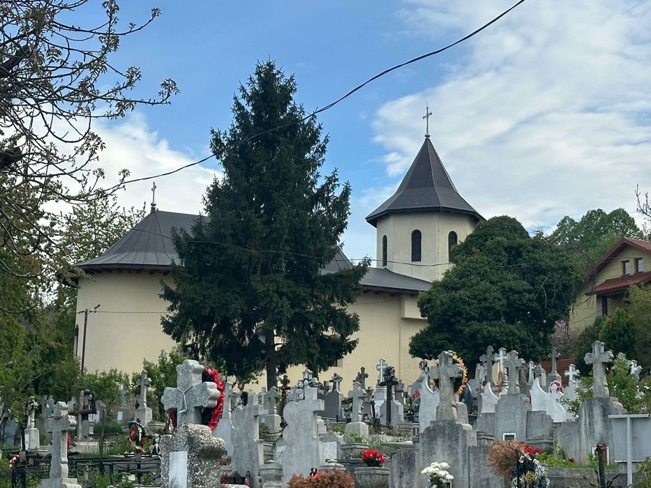 Vand loc de veci (2 persoane) la Cimitirul privat Socola Mica Bucium