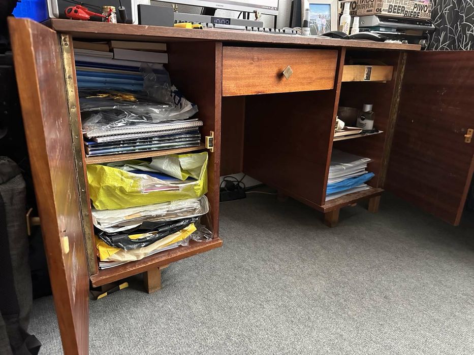 Подарявам бюро..