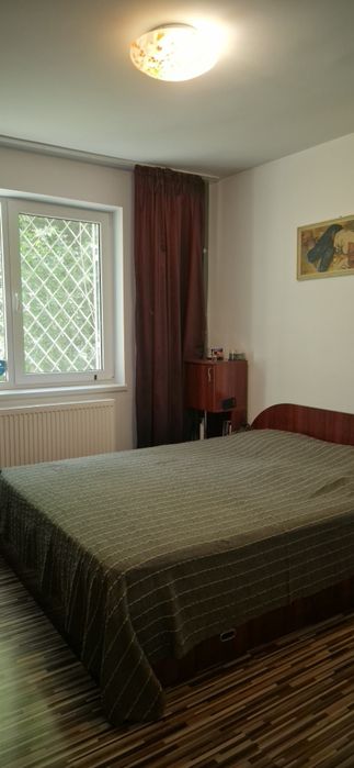 155000 euro-apartament renovat 4 camere semidecomandat la 4-7 minute de: scoala 7, parc, City, piata Brotacei, piata Tomis 3.
