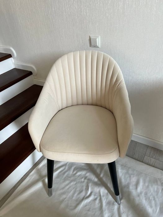 Мебель, комплект- стол и стулья для гостиной или кухни