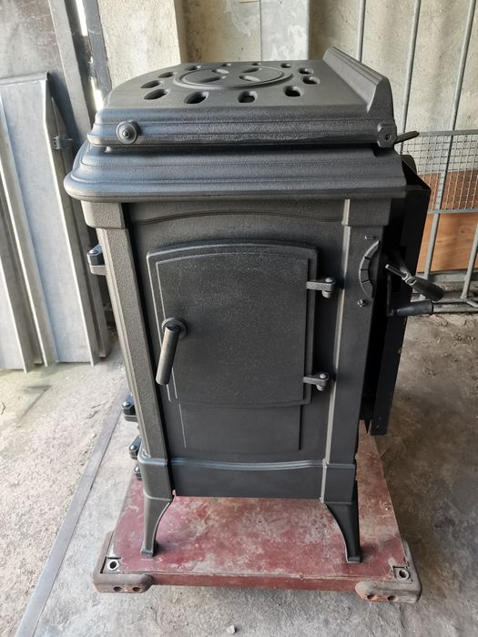 Чугунена печка на дърва