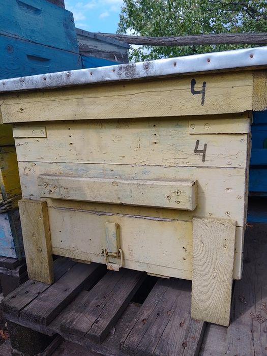 Пчелни кошери от военни сандъци