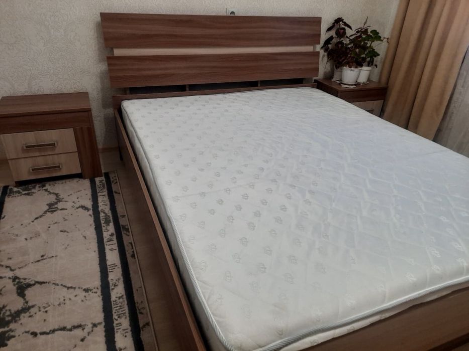 Продам срочно тахту с двумя тумбочками