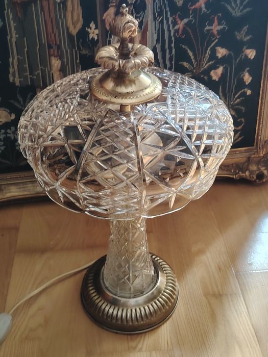 Lampă de masă vintage  realizată din cristal tăiat manual, având o bază și accente din alama și  bronz.