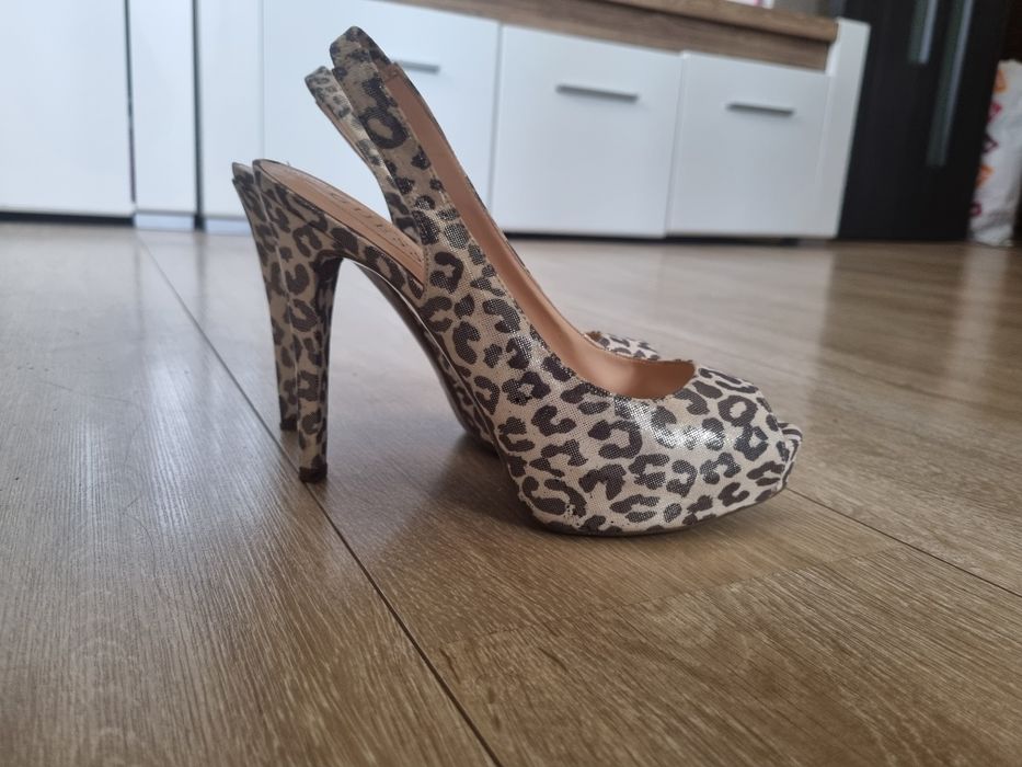 Оригинални Сандали Guess