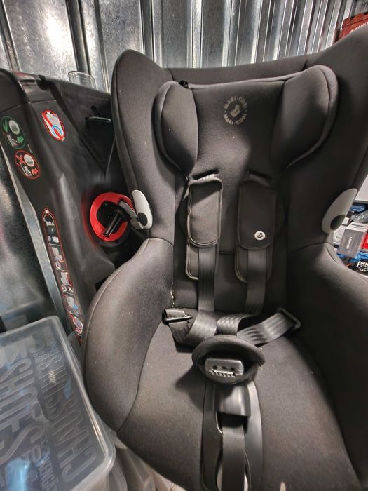 Maxi Cosi Axiss Autheblack въртящ се детски стол за кола