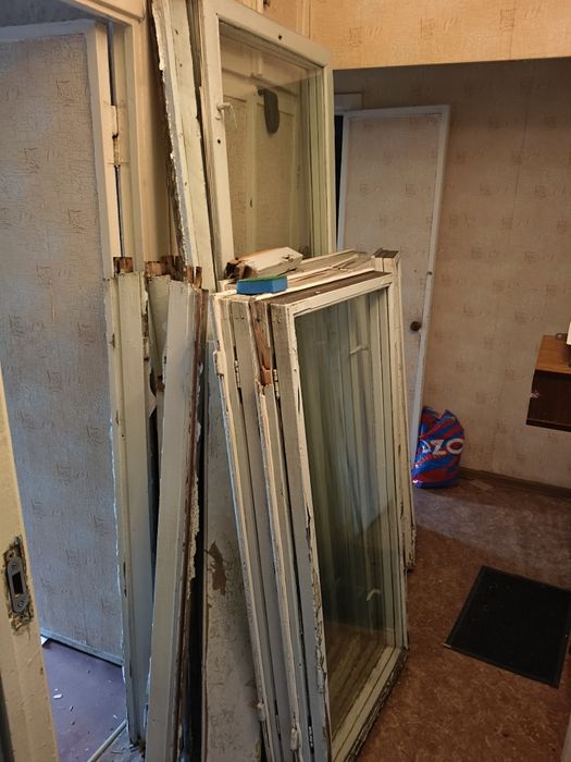 Оконные рамы со стеклом