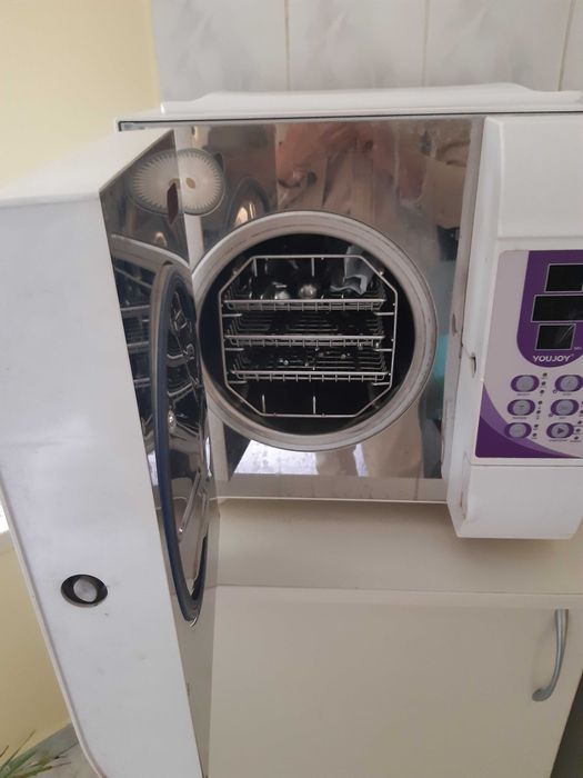 Продавам работещ медицински автоклав.