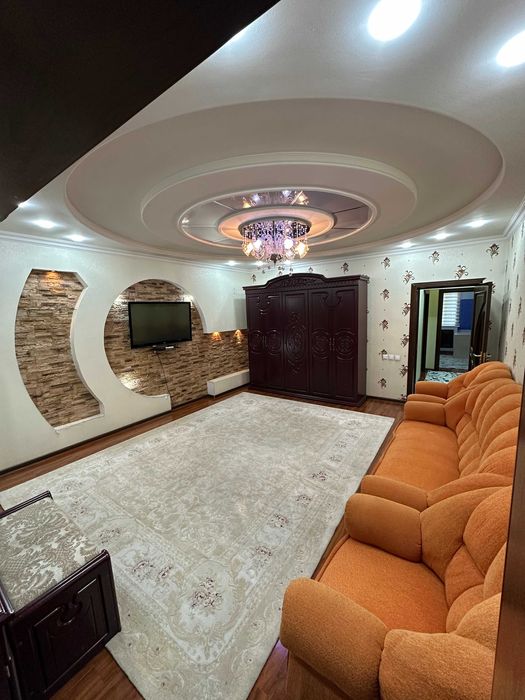 Квартира Сотилади жуда қуллай ва марказда, метрога 300 мерт.