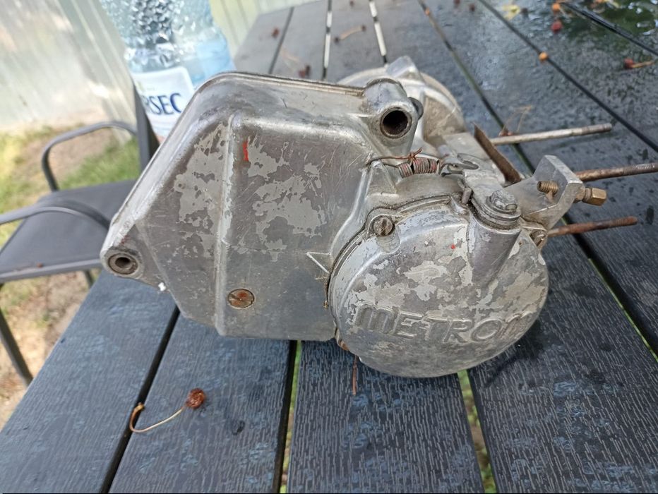 Motoare minimobra unul complet cu carburator  la unul lipsește cilindr