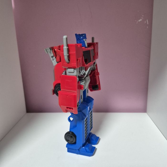 Игрушка-трансформер "Optimus Prime" (Трансформеры Новая искра) Hasbro