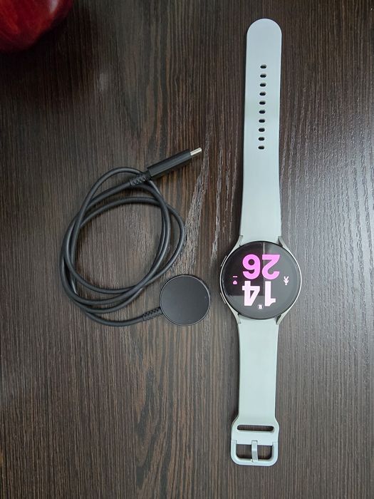 Срочно продам Часы  б/ у Samsung watch 5 в отличном состоянии