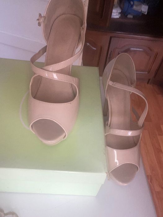 Vând sandale 150 lei