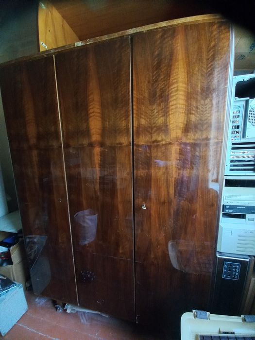 Шифоньер трехдверный