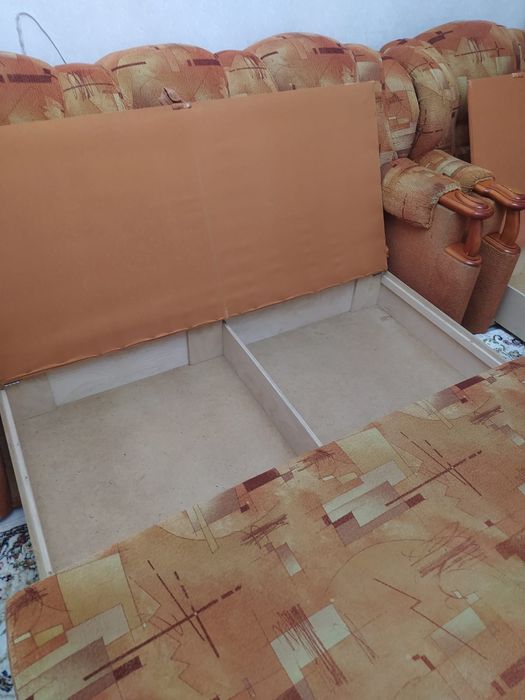 Продам диван и два кресла.