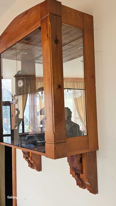 Масивен дървен шкаф - витрина