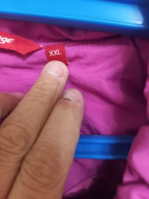 Плащ  висит  без надобности!