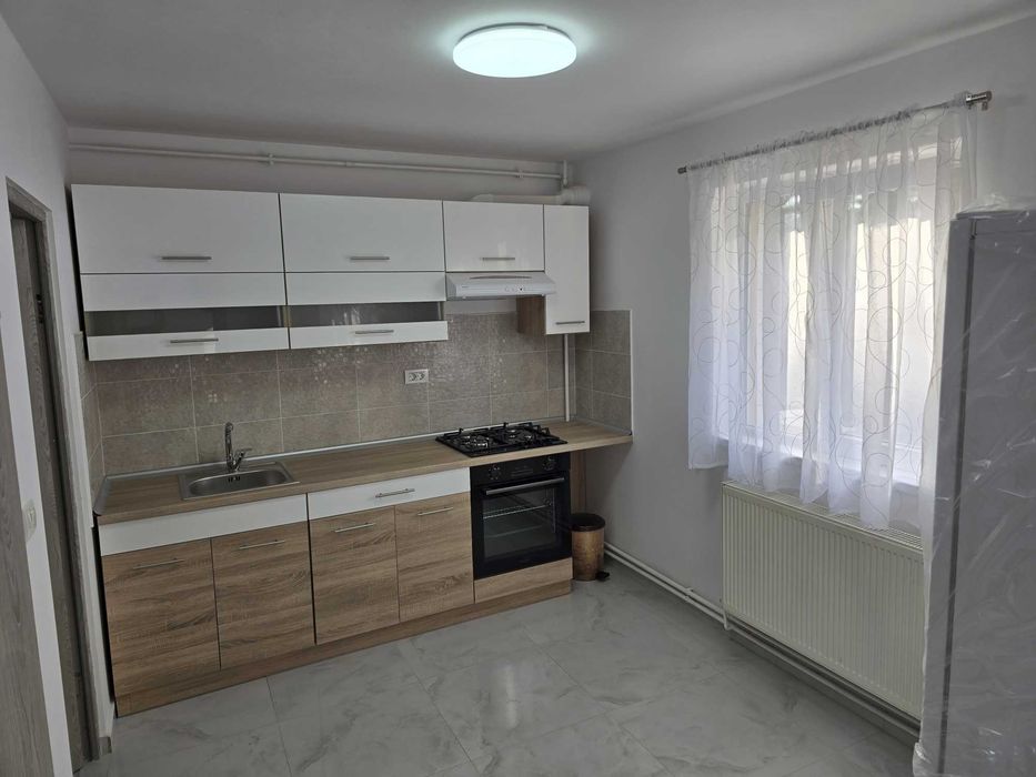 Apartament 3 camere situat la casă, Renovat, 2 Băi, Parcare, Pretabil 2 Studenți/Studente