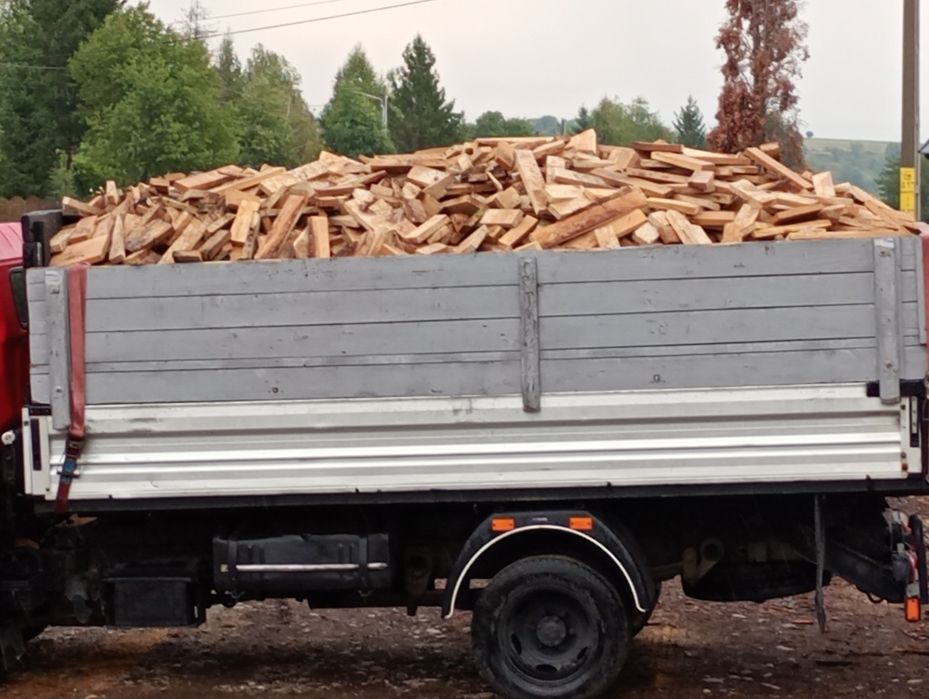 Disponibile pentru dvs,cu livrare la domiciliu capete de lemn, deșeuri lemn de foc lungi, rumeguș și brichete! toate din stejar!