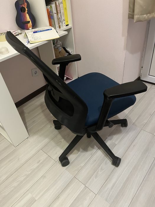 Продам рабочее кресло