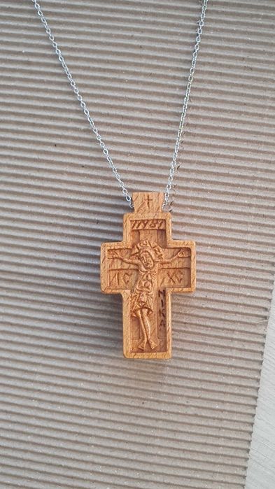 Cruce pectorala sculptata la freza in lemn de fag, 7,3 x 4,2 cm, cu lantisor