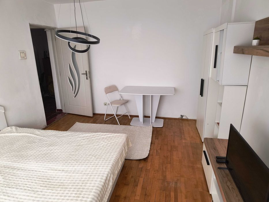 Proprietar închiriez la studente camere în apartament cu 3 camere in Pacurari