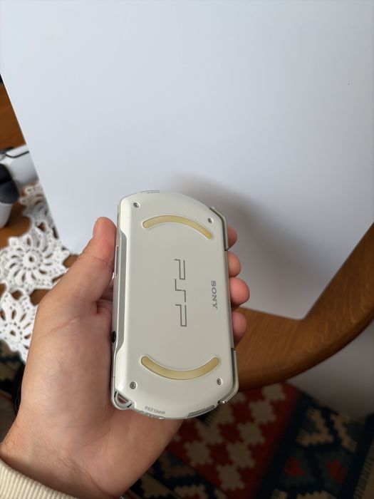 Sony PSP go 16 gb alb in cutie stare exemplara in cutie & accesorii