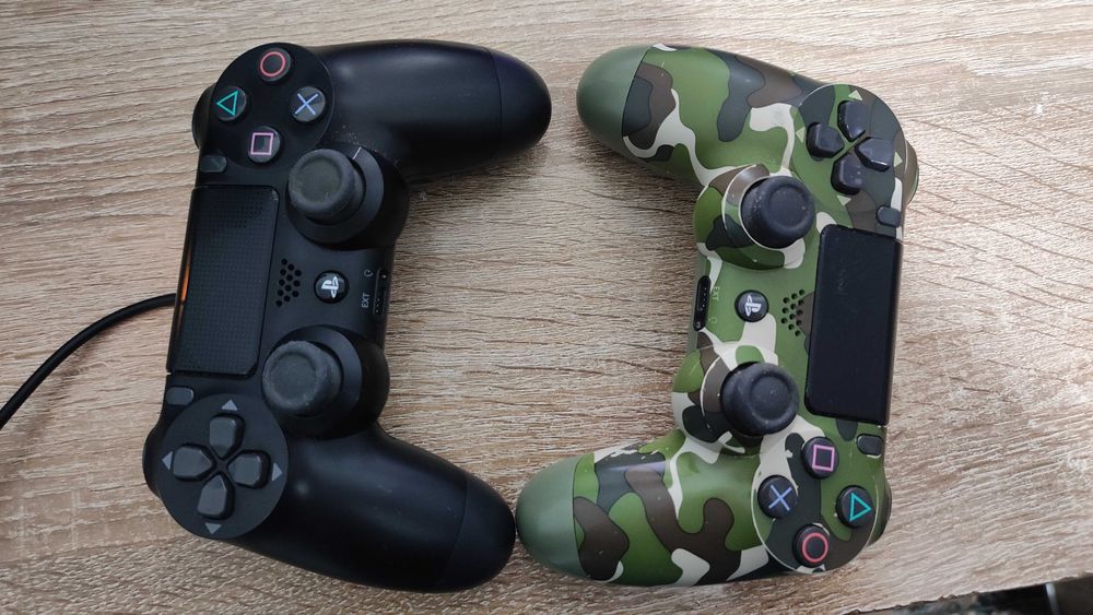Controllere PS4 wireless – 1 negru + 1 camo