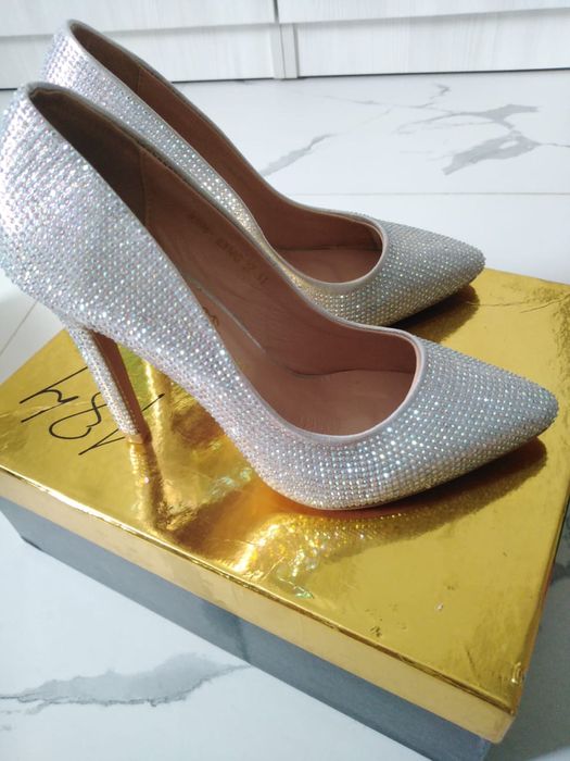 Продается новые туфли