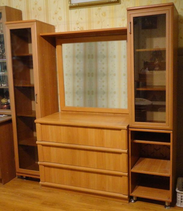 Комод, зеркало, шкафы. Торг есть.