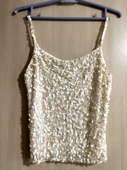 Блестящий топ на тонких бретельках