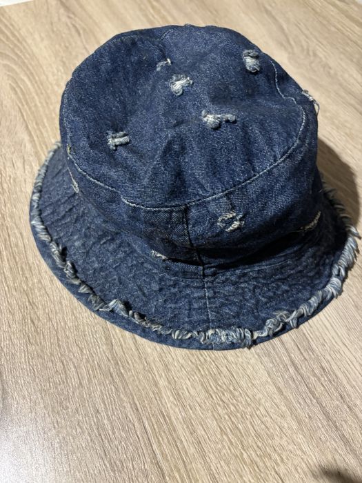 Денимова шапка тип ‘bucket hat’ с винтидж визия