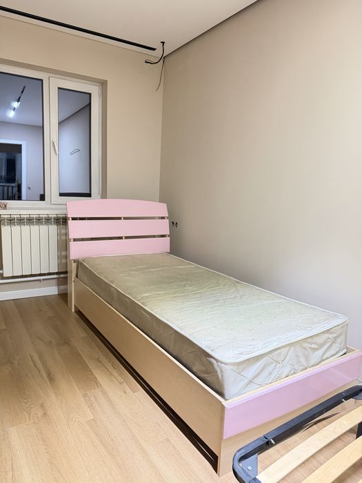 Односпальный кровать с матрасом