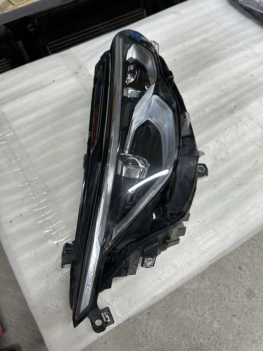 Far dreapta full led vw golf 8.