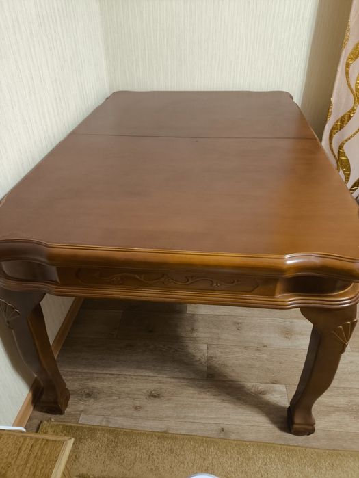 Стол  , стулья для гостинной