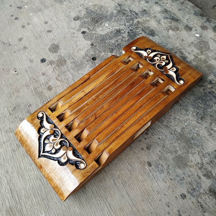 LAVX qur'on qo'yib o'qish uchun yong'oq daraxtidan tayyorlangan.