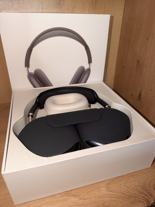AirPods Max with Smart Case