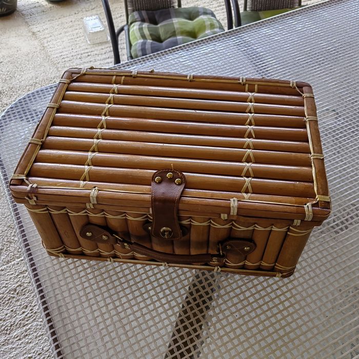 Cos picnic din bambus pentru doua persoane.