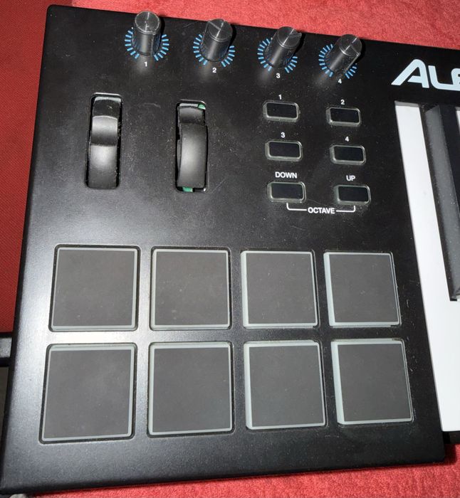 Controller MIDI Alesis V61 – 61 clape, pad-uri, perfect funcțional