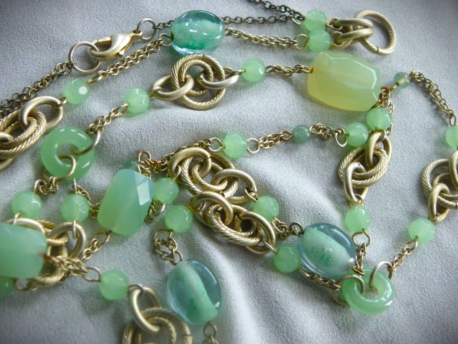 Антикварен гердан от Fenton glass с ураново и жадеитово стъкло