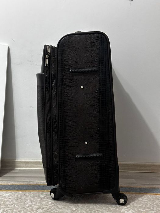 Чемодан сатылады.