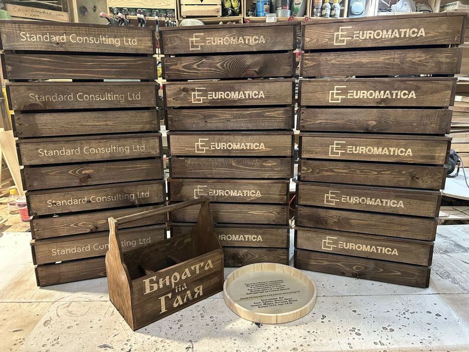 Коледна дървена щайга/ кошница за корпоративни подаръци