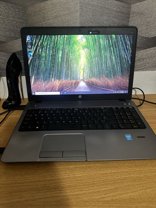 Vand leptop cu casti gaming