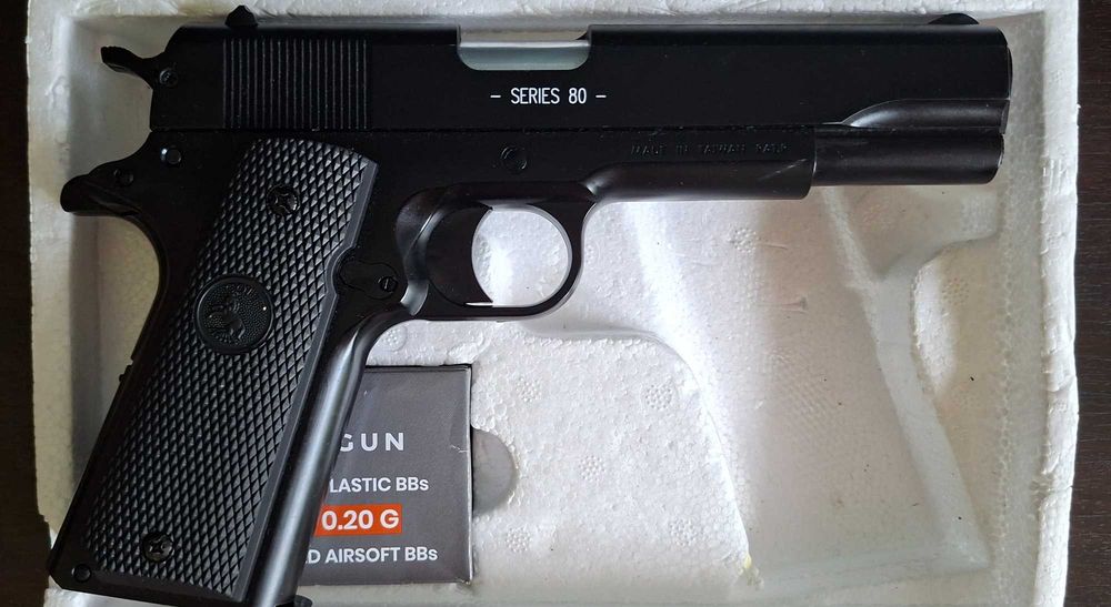 Въздушен пистолет,Спрингов еърсофт пистолет с топчета Cybergun COLT M1911 A1