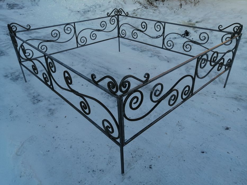 Решётки, оградки.