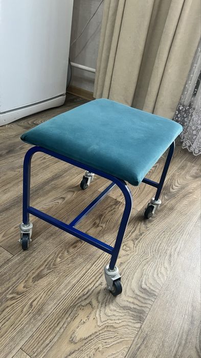 Продам стул на колесиках
